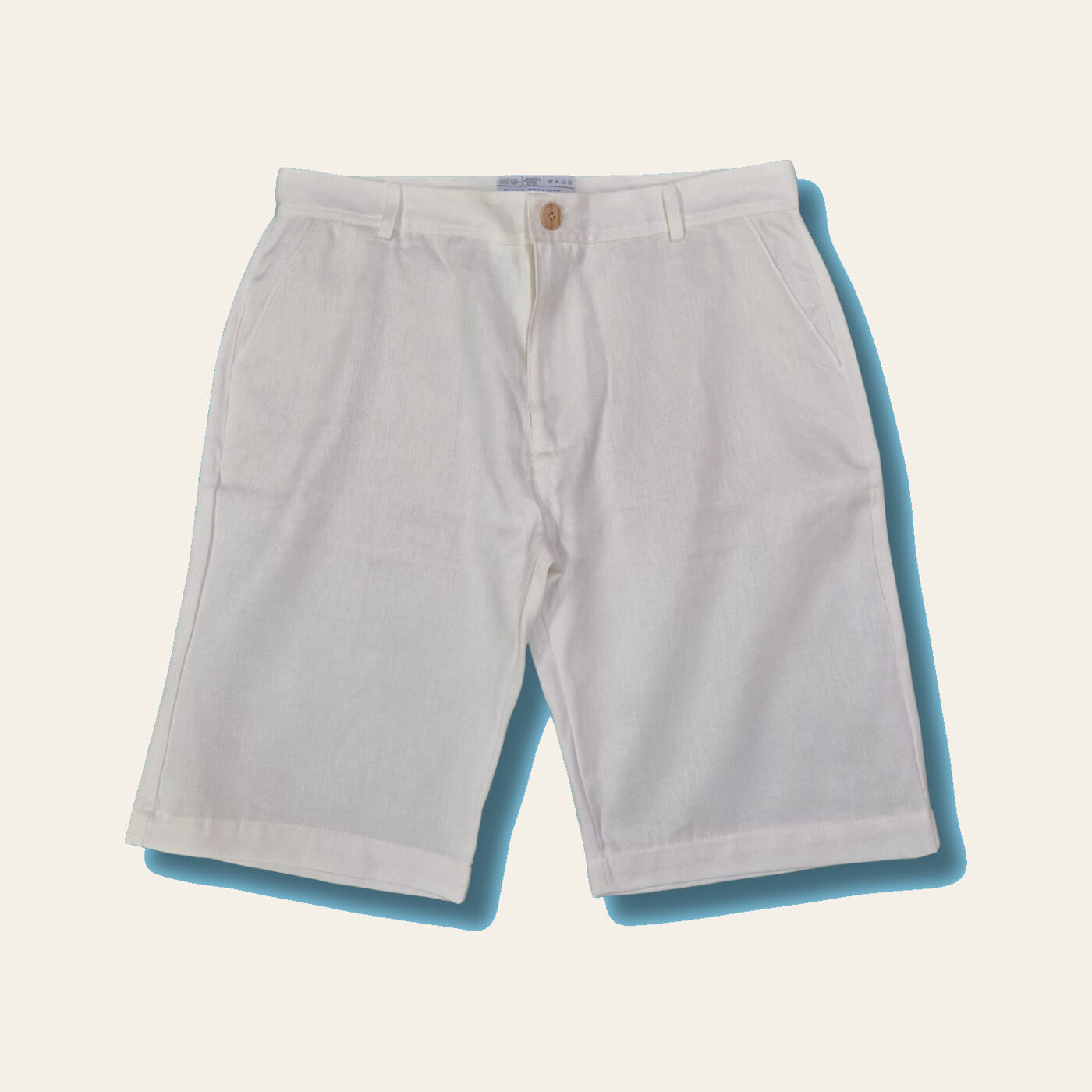 Jheronimus hennep bermuda op warme off-white achtergrond